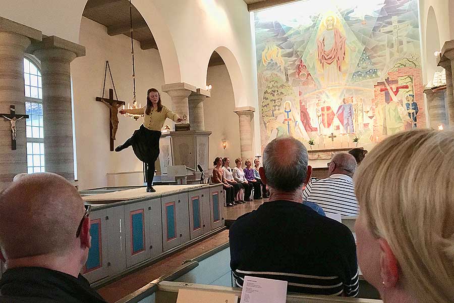 Dansföreställningen Bannlyst prästinna framfördes i Gårdby och Kastlösa kyrkor den 5 och 6 juli
