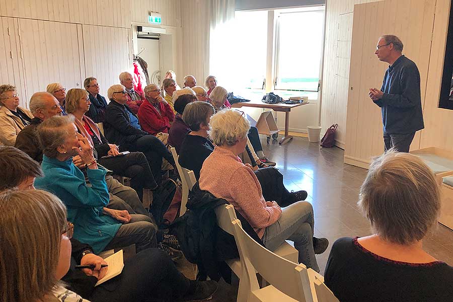 Jonas Ellerström talar inför en intresserad publik i Ottenby på världslitteraturdagen 23 april 2019