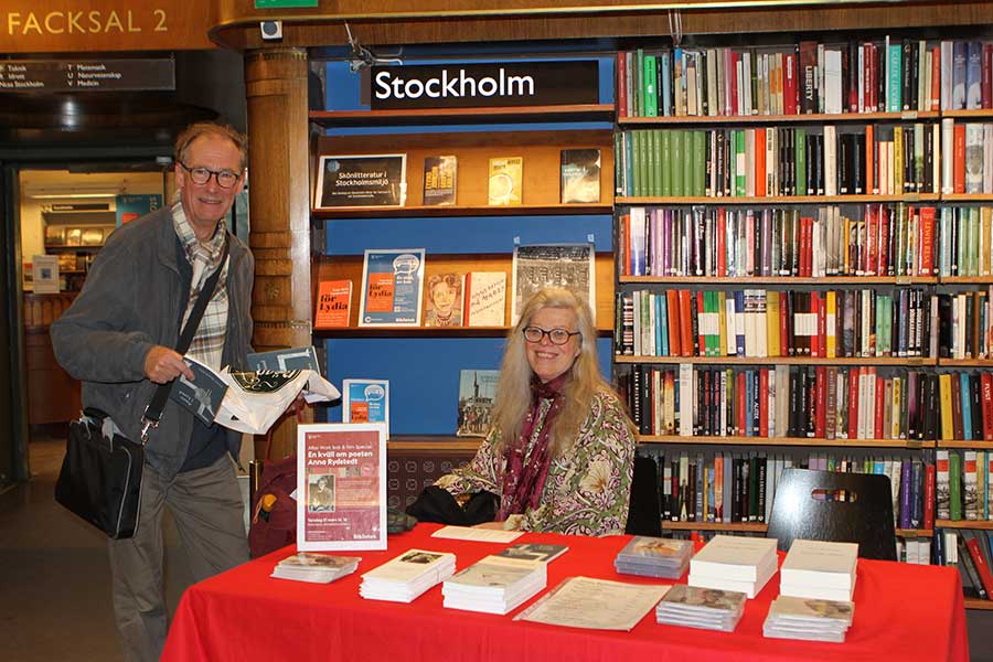 Jonas Ellerström och Elisabeth Mansén vid bokbordet