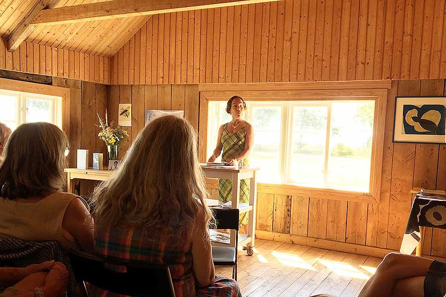 Fotot är från Anna Rydstedts skrivarstuga och på väggen till höger ses en bild som Anna Rydstedt målat
